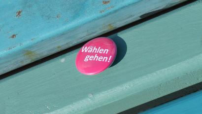 Bild: Bernd Settnik/dpa 
Der Arbeitsplatz muss nicht unbedingt ein neutraler Ort sein: Unternehmen dürfen sich politisch positionieren, etwa für Demokratie werben oder zur Wahl aufrufen, solange sie keinen Druck auf die Belegschaft ausüben.