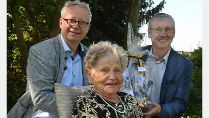 Bild: gf
Bürgermeister Franz Badura (rechts) und Kultur-, Sport- und Schulreferent Fabian Kern (links) gratulierten Berta Fruth zum 90. Geburtstag.