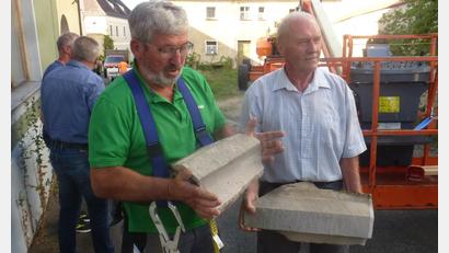 Bild: mad
Die beiden Gesimssteine, die abzustürzen drohten, zeigen Kirchenpfleger Josef Leonhardt (links) und Mesner Josef Binninger.