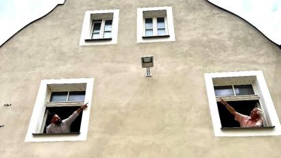 Bild: Stadt Neustadt/Ramona Herrmann/exb
Bürgermeister Sebastian Giering (links) und Energiereferent Karl Meier (rechts) begutachten die erste LED-Stadtlampe am Neustädter Stadtplatz am Haus der Wohnungsbaugesellschaft St. Martin.
