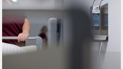 Symbolbild: Marijan Murat/dpa
Eine Krankenpflegerin schiebt ein Krankenbett durch den Gang einer Station eines Krankenhauses.