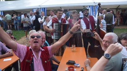 Archivbild: fz
Beste Stimmung auf der Weißenbrunner Kirwa ist quasi garantiert. Die Besucher genießen alljährlich das Fest in vollen Zügen.