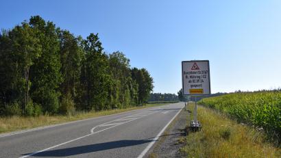 Bild: szl
Schon an der Abzweigung nach Wondreb wird auf die Straßensperre zwischen Großkonreuth und Redenbach hingewiesen. Die Strecke wird wegen der Fahrbahnerneuerung für zwei Monate komplett gesperrt.