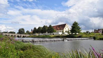 Bild: szl
Der Tirschenreuther Stadtteich steht schon länger im Verdacht, die Temperatur der Waldnaab besonders während der Sommermonate stark zu beeinflussen. Der Lehrstuhl für Aquatische Systembiologie an der TU München hat deshalb rund ein halbes Dutzend Temperatur-Logger rund um den Stadtweiher installiert.