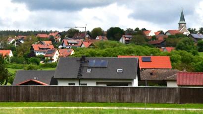 Archivbild: sche
Der hochwassergefährdete Weiler Greßmühle (im Vordergrund) bekommt zweit Rückhaltedämme für Niederschlagswasser, um Überschwemmungen der Wohnhäuser zu verhindern.