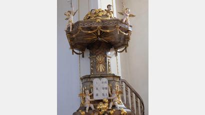 Bild: le
Auf dieser Kanzel in der Kirche in Floß steht normalerweise ganz oben die Figur des Erzengels Michael. Da die Statue drohte abzustürzen stehen Sanierungsarbeiten an.