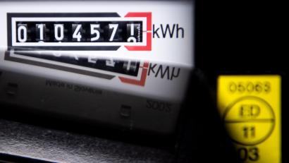 Symbolbild: Sina Schuldt/dpa
Ein Stromzähler zeigt die verbrauchten Kilowattstunden an.