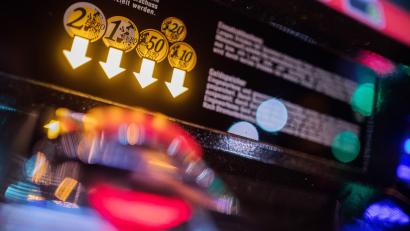 Symbolbild: Rolf Vennenbernd
Ein junger Mann (23) drosch in Amberg aus Frust auf einen Spielautomaten ein und beschädigte diesen.
