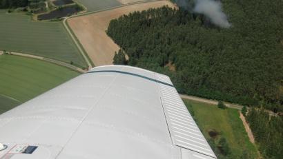Archivbild: Houschka
Rauch dringt aus einem Waldstück, das Feuer greift rasch um sich: Von der Luft aus sind Waldbrände gut zu erkennen. Angesichts der Waldbrandgefahr in der Region hat die Regierung der Oberpfalz entsprechende Flüge angeordnet.