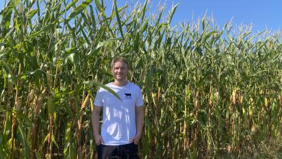 Bild: Schönhofen
Johannes Nickl aus Trabitz steht vor dem Mais auf seinen Feldern. Er ist auf die Ernte gespannt. Die Maiskolben sind vermutlich kleiner als im vergangenen Jahr, obwohl die Stängel so hoch sind.