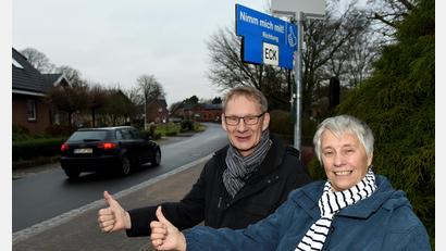 Symbolbild: Carsten Rehder/dpa
"Mit-Fahr-Bank": In kleinen Orten, wo der Bus nicht mehr regelmäßig vorbeifährt, können Menschen ohne Auto auf diesen speziell gekennzeichneten Bänken ihr Ziel per Klappschild anzeigen und auf eine Mitfahrgelegenheit warten.