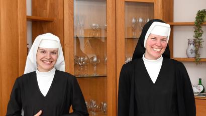 Bild: Petra Hartl
Schwester Maria Edith Huppman (links) und Schwester Maria Pauline Jacobi wollen ihr restliches Leben im Kloster verbringen. Das versprechen sie am Samstag mit der zeitlichen und ewigen Profess.