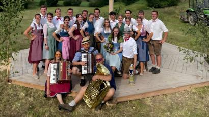 Bild: gru
Die Sinnleithener Kirwaleit' mit dem Oberkirwapaar Anna Ertel und Fabian Prösl (mit Strauß und Hut) sowie dem Musik-Trio, das zum Austanzen aufspielte.