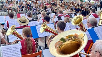 Bild: Gerhard Götz
Der Musikverein Dachelhofen gestaltet die zweiten "Feierabendklänge" auf dem Schwandorfer Marktplatz.