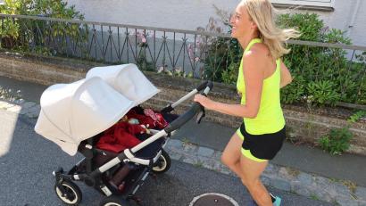 Bild: Kunz
So kennen die Anwohner Maria Sponsel (41), wenn sie mit ihren Zwillingen Sophie und Helena durch den Weidener Westen joggt.
