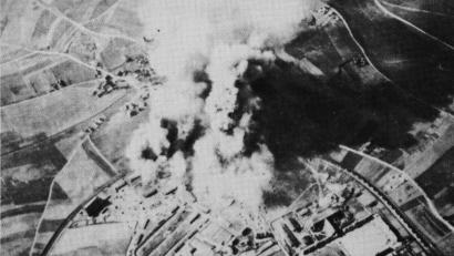 Bild: Archiv Feuerwehr Amberg
Eine Aufnahme der amerikanischen Luftwaffe unmittelbar nach dem Angriff auf Amberg. Deutlich zu erkennen ist das Heereszeugamt, von dem dicke Rauchwolken aufsteigen.