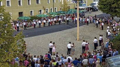 Archivbild: gri
Nach altem Brauch wird in Freudenberg wieder der Kirwabaum ausgetanzt.