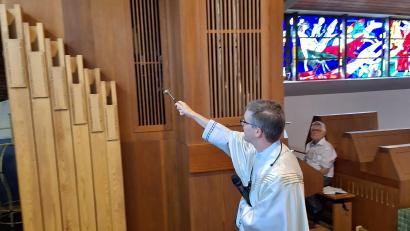 Bild: Ernst Wawra/exb
Pfarrer Thomas Kopp segnet die sanierte Orgel in der Pfarrkirche in Altenstadt/WN.