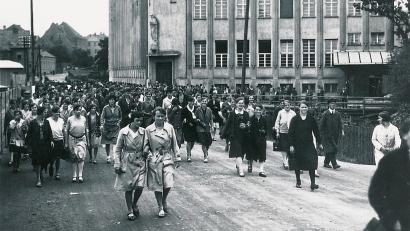 Bild: Chronik „Qualität mit Herz“, Josef Witt GmbH“
Feierabend bei Witt Weiden in der Schillerstraße. 1924 wurde der Grundstein für das einstige Kaufhaus gelegt, das bis 2020 als solches genutzt wurde.