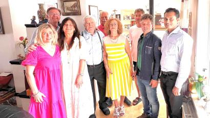 Bild: Familie Schatzberger/exb
Im Kreis seiner Familie feierte Anton Schatzberger (Vierter von links) seinen 90. Geburtstag. Im Namen der Pfarrei Sankt Michael gratulierte Pater James (rechts). Die Glückwünsche der Marktgemeinde Wiesau überbrachte Zweiter Bürgermeister Michael Dutz (Zweiter von rechts).