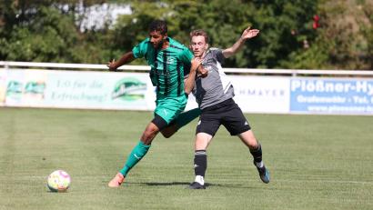 Archivbild: Dieter Jäschke
Michael Wells (links) und der FC Weiden-Ost nehmen es am Samstag mit dem Spitzenreiter FC Raindorf auf. Luca Reiß und die SV Grafenwöhr stehen bei der DJK Arnschwang unter Zugzwang.