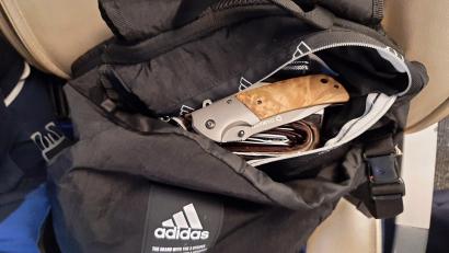 Archivbild: Bundespolizei/exb
Dieses Springmesser, das die Bundespolizei sichergestellt hat, darf nicht im Rucksack mitreisen. Bei vielen Messern kommt es auf Funktionsweise und Klingenlänge an, ob sie erlaubt sind oder nicht.