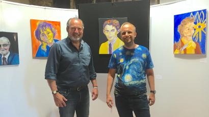 Bild: Franz Grundler/exb
in der Remise lässt sich Bürgermeister Frank Zeitler (links) die Bilder von Künstler Johannes Frank zeigen.
