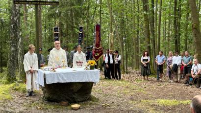 Bild: Xaver Meier
Pfarrer Robert Kratzer zelebriert den Festgottesdienst, den der Kemnather Kirchenchor musikalisch gestaltet.