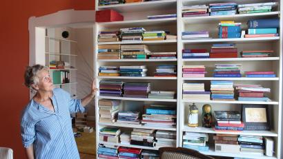 Bild: Jennifer Battaglia
Das spart Platz: Bücher ins Regal legen, anstatt sie nebeneinander stellen. Sabine Heym probiert allerlei aus, um mehr Stauraum für ihr neues Zuhause zu schaffen.