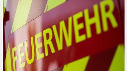 Bild: Marijan Murat/dpa
Ein 36-jähriger Feuerwehrmann ist von seinem eigenen Fahrzeug überrollt worden. Dabei wurde er schwer verletzt (Symbolbild).