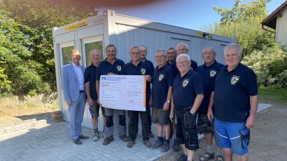 Bild: Volksbank Raiffeisenbank Tirschenreuth
Geschäftsstellenleiter Helmut Wolfrum (links) überreichte einen symbolischen Scheck an die Handwerker.