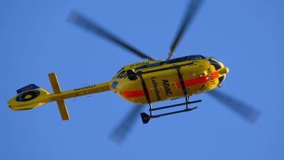 Bild: Robert Michael/dpa
Der schwer verletzte Motorradfahrer wurde laut Polizei per Rettungshubschrauber ins Krankenhaus gebracht. (Symbolbild)