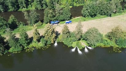 Bild: THW Nabburg/exb
Mit seiner Hochleistungspumpe sorgt das THW Nabburg für Frischwasser im Kaliforniaweiher und verhindert ein Fischsterben.