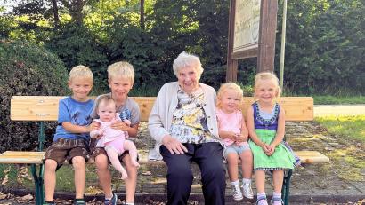 Bild: bjo
Anna Graf mit ihren fünf Urenkeln Stefan, Bastian, Lena, Resi und Sophie.