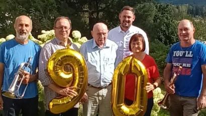 Bild: Familie Braun/exb
Josef Braun (Dritter von links) feierte seinen 90. Geburtstag. Dazu gratulierten Josef Nickl (links) und Michael Daubner (rechts) von der Bergwacht sowie Sohn Hans-Georg Braun, Tochter Gabi Küffner und Bürgermeister Sebastian Voit (hinten).