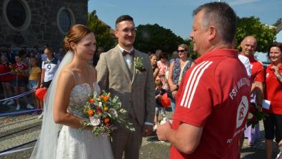 Bild: dob
Das sportliche Traumpaar Andrea Wildenauer und Christofer Hechtl haben sich am Samstag in der katholischen Stadtpfarrkirche ewige Treue vor Gott versprochen. Vor dem Kirchenportal warteten unzählige Vereinsvertreter, um dem Brautpaar die besten Glückwünsche zu überbringen. FSV-Vorsitzender Peter Sollfrank gratuliert zusammen mit seinem Stellvertreter Hubert Pühler und dessen Ehefrau Sandra (von links) im Namen der Fußballer.