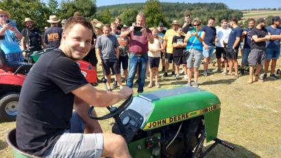 Bild: lg
Der John Deere hat zusätzliche PS unter die Haube bekommen und ist ein Blickfang auf dem Golan.