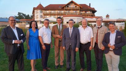 Bild: Fabian Borkner/exb
Der Kreisvorsitzende der Mittelstand-Union (MU), Christian Paulus (von links), freut sich, dass Ursula Zimmermann (Verein zum Erhalt der bayerischen Wirtshauskultur), Martin Birner (Bürgermeister Neunburg vorm Wald), Landrat Thomas Ebeling, Staatsminister Florian Herrmann, Albert Vetterl (Präsident Bayerisches Kfz-Gewerbe), Landtagsabgeordneter Alexander Flierl und MU-Bezirksvorsitzender Dr. Benjamin Zeitler zum Sommerempfang gekommen sind.