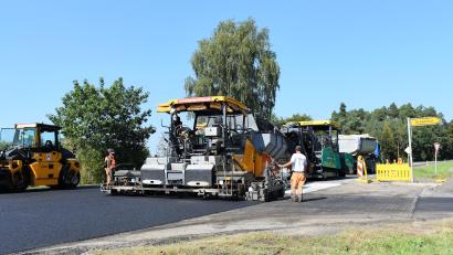 Bild: rgr
Trotz der großen Hitze geht das Asphaltieren der B 299 in Grafenwöhr voran.
