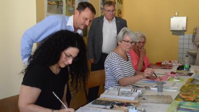 Bild: Kunz
Sehr beliebt sind die Aquarellkurse. Davon überzeugen sich Oberbürgermeister Jens Meyer (stehend, links) und Sozialdezernent Wolfgang Hohlmeier bei der Programmvorstellung im Maria-Seltmann-Haus.