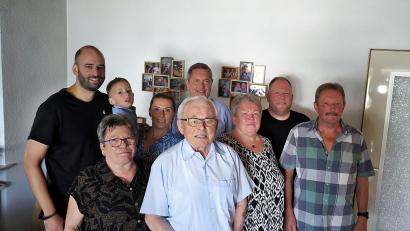 Bild: jma
Kurt Wagenknecht (vorne, Mitte) an seinem 90. Geburtstag im Kreise seiner Familie und Bürgermeister Joachim Neuß.