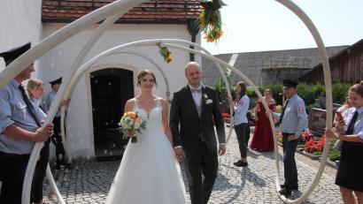 Bild: kro
Kerstin und Sebastian Gradl beim Verlassen der Pfarrkirche in Wondreb, die Feuerwehr erwarte sie im Ehrenspalier.