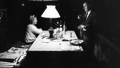 Archivbild: Kurt Benning/exb
Wie sah das Schloss Burgtreswitz vor etwa 50 Jahren aus? Viele solche Bilder werden Erinnerungen bei den Gästen am Tag des offenen Schlosses wachrütteln. So lebten die letzten Bewohner Hildegard und Sohn Egon Krüger (von 1942-1982).