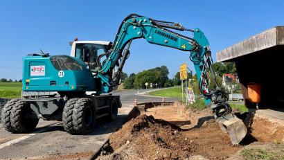 Bild: Gabi Schönberger
Die Baustelle auf der St2166 ist weiter gezogen: Nun wird ein Abschnitt zwischen Tröglersricht
und Theisseil in Angriff genommen.