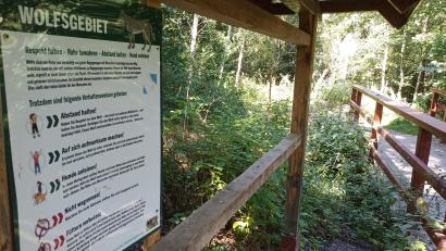 Bild: ui
Eine Tafel in der Nähe des Waldfriedhofs in Weiden an der Brücke über den Stadtbach gibt Spaziergängern und Hundehaltern Hinweise über das Verhalten im Wolfsgebiet.