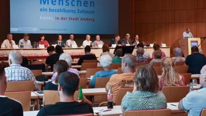 Bild: Stephan Huber
Bei der wiederholten Mitgliederversammlung des Wohnungsunternehmens Amberg im ACC kam es erneut zu hitzigen Diskussionen.
