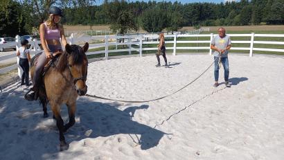 Bild: bl
Hier reitet die zwölfjährige Amelie auf dem Wallach "Lucky", auf dessen Rücken künftig auch Kinder und Erwachsene zu Therapiezwecken im Sattel sitzen werden. Für Stephan Eisel von Reit-und Therapiezentrum Bühllohe fungiert das Pferd dann vor allem als "Türöffner".