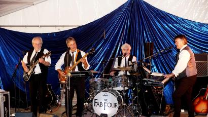 Bild: bkr
Viel los war schon am Stadtplatz in Kemnath schon am Vorabend des Oldtimertreffens. Die Band "Fab Four" sorgte für Stimmung.