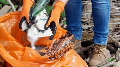 Symbolbild: Roland Weihrauch/dpa
Mit Handschuhen und Müllsäcken unterwegs: Stephanie Dienemann und ihre „Cleanup-Gruppe“ sammeln in einer Stunde schon mal 25 Kilo Müll.