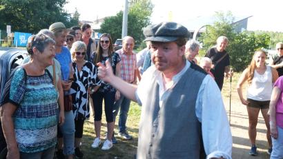 Bild: Hirsch
"Berggeist" Toni (Vordergrund) vermutet hinter den Wanderern Bergleute, die sich von der Arbeit drücken wollen. Schauspieler Michael Zanner begleitet die Gruppe bei der Berggeistwanderung um den Knappensee.